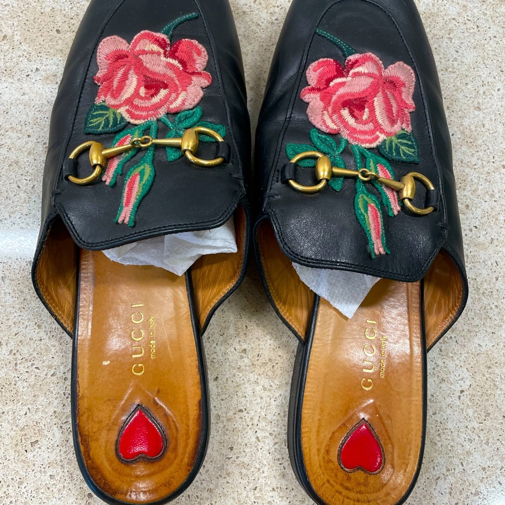 Gucci slides with classic pink rose